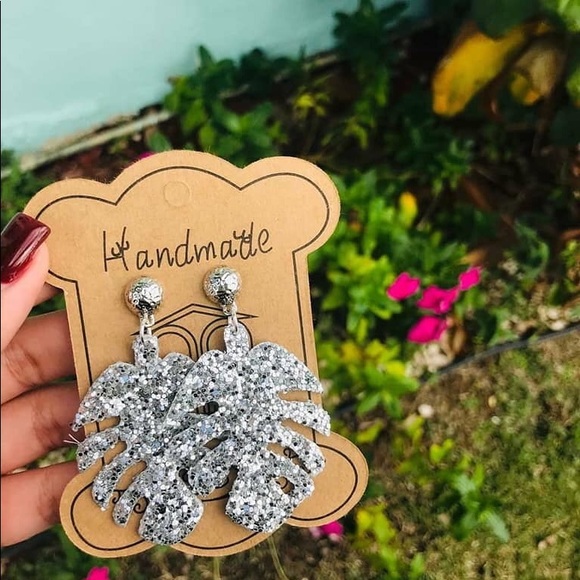 Holiday Earrings❤️🌲 - Picture 2 of 3